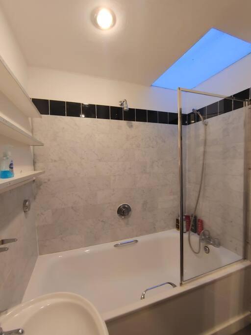Stylish Apartment Near Carnaby Street, Sleeps 4. Londen Buitenkant foto